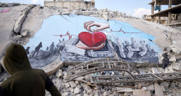 Suriyeliler acılarını bu kez deprem enkazına resmetti