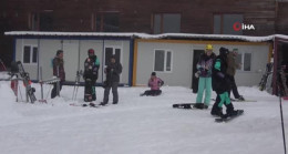 Kartalkaya’da tatilciler kar yağışı eşliğinde kayak yaptı