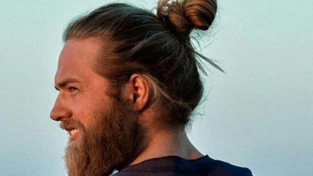 2023 Erkek Uzun Saç Kesim Modelleri – Düz Ve Kıvırcık Saçlar İçin Dalgalı, Bağlamalı, Topuz Saç Modelleri