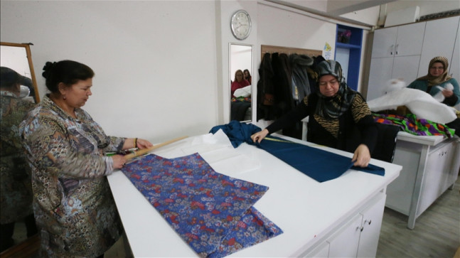 Balıkesir’de depremzede kadınlar geride bıraktıkları için yardım seferberliğine katıldı