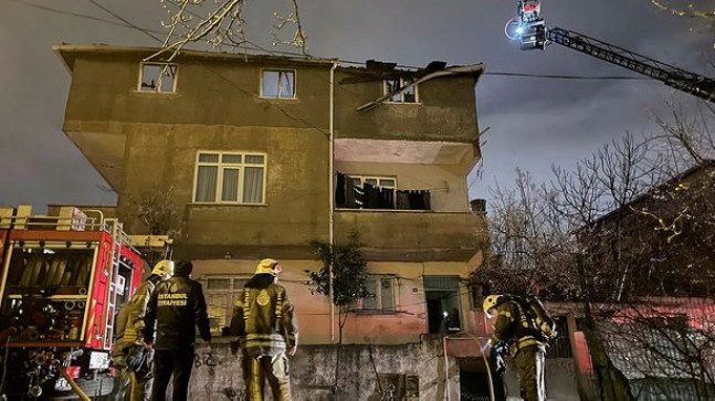Ümraniye’de 3 katlı binanın çatısında korkutan yangın