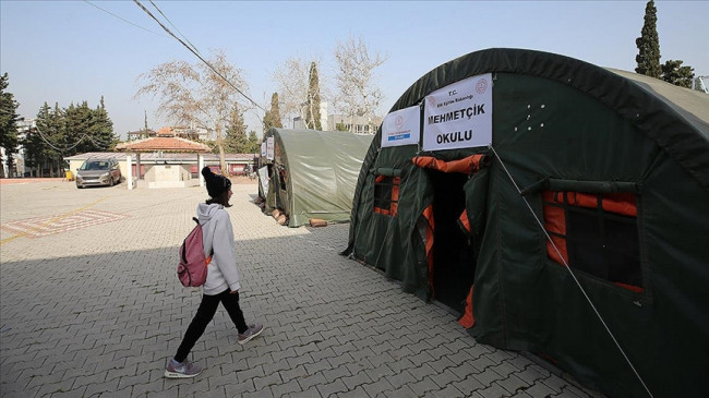 İskenderun’da LGS ve YKS’ye hazırlanan öğrencilere Mehmetçiğin kurduğu çadırlarda kurs veriliyor