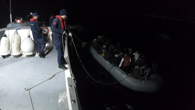 Yunan unsurlarınca ölüme terk edilen 80 göçmen kurtarıldı
