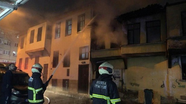 Bursa’da ahşap ev alevlere teslim oldu