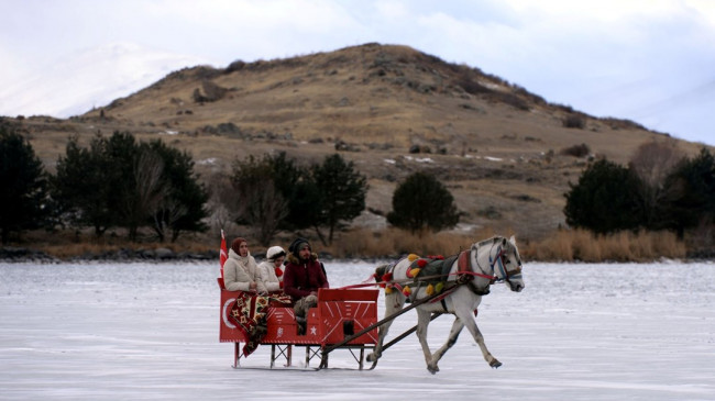 Donan Çıldır Gölü’nde atlı kızak heyecanı