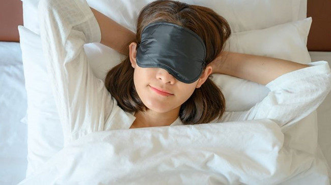 Göz bandıyla uyumanın yararları ortaya çıktı