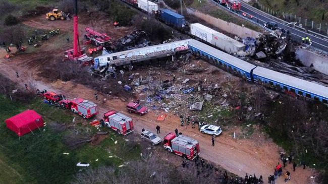 Yunanistan’da en az 40 kişinin öldüğü tren kazasının ardından Ulaştırma Bakanı Karamanlis istifa etti
