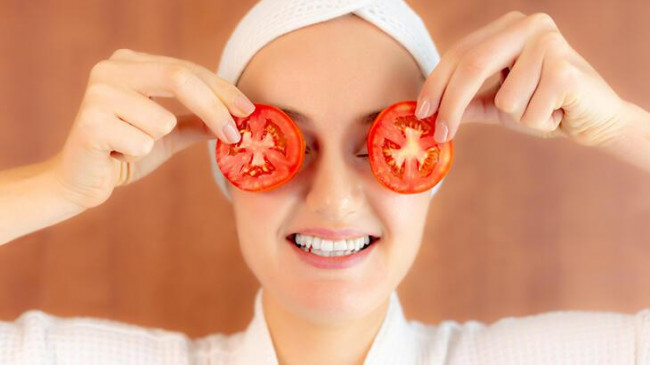 Cildi nemlendiren ve doğal bir parlaklık sağlayan domates maskesi tarifi