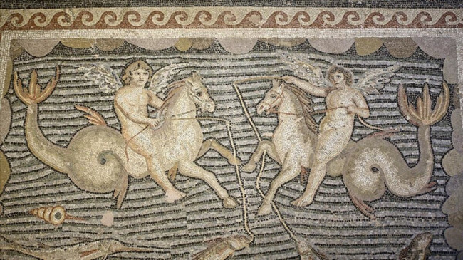Adana’da Hippokamposlara binen Erosların mozaiği sergisi