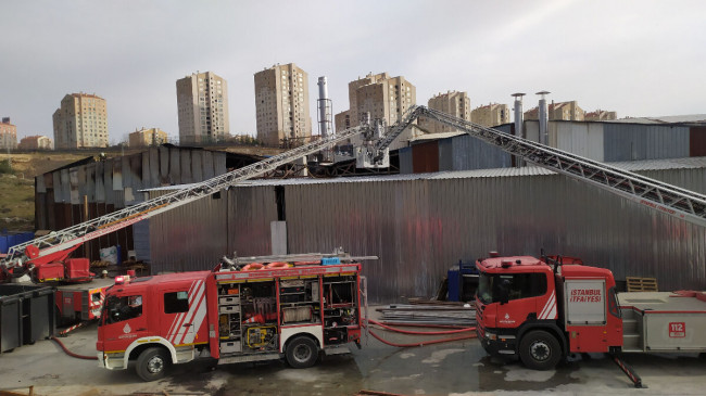 Başakşehir’deki tekstil fabrikasında yangın paniği