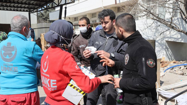 Sağlık Bakanlığı ekiplerinden enkazda çalışanlara “maske” uyarısı