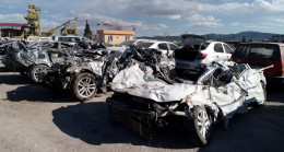 Depremde binlerce araç da hasar gördü