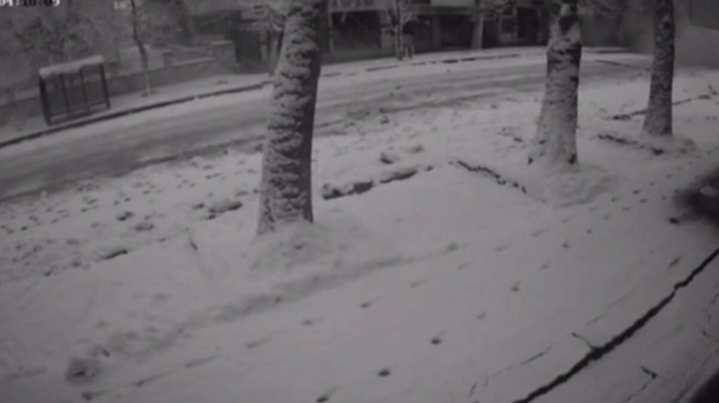 Adıyaman’daki depremde yolun yarılma anı kamerada