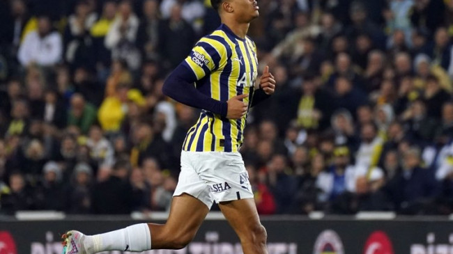 Fenerbahçe'nin yeni transferi Jayden Oosterwolde formayı giydi