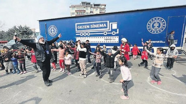 Gezen sinema çocuklar için deprem bölgesinde