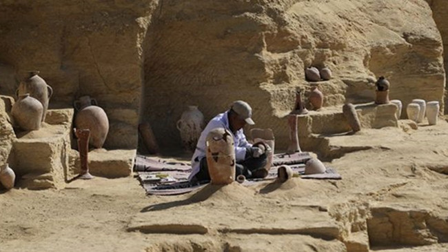 Mısır’da 2 bin yıl öncesine ait 22 antik mezar bulundu