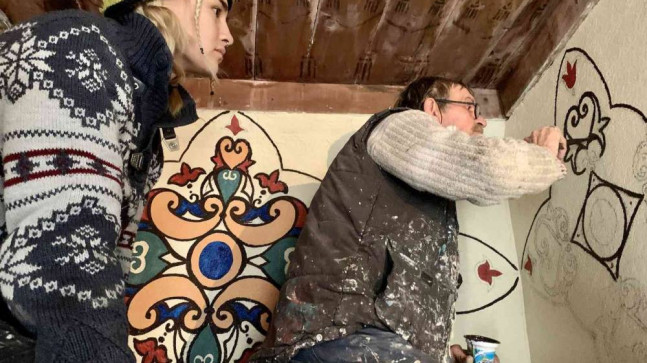 (ÖZEL) Baba ve kız birlikte nakkaşlık sanatını yaşatıyorlar