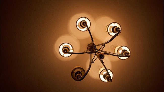 ‘Sürekli sallanıyormuş gibi hissediyorum, en ufak bir sarsıntıda avizeye bakıyorum…’ Her an deprem olacak korkusuyla yaşamak normal mi? | 10 SORU 10 YANIT