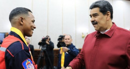 Venezuela Cumhurbaşkanı Maduro Türkiye’den dönen ekibe madalya verdi