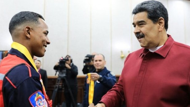 Venezuela Cumhurbaşkanı Maduro Türkiye’den dönen ekibe madalya verdi