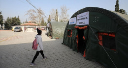 İskenderun’da LGS ve YKS’ye hazırlanan öğrencilere Mehmetçiğin kurduğu çadırlarda kurs veriliyor