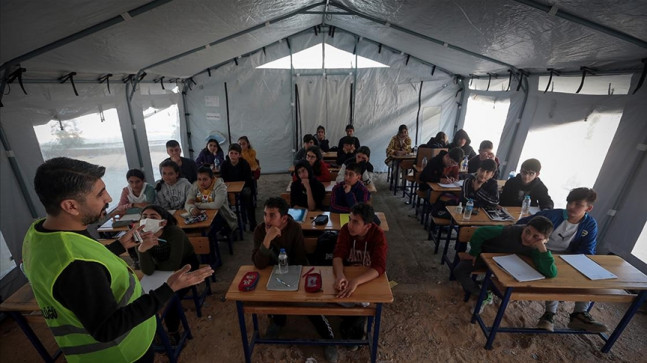 Hatay’da gönüllü öğretmenler sınavlara hazırlanan öğrenciler için seferber oldu