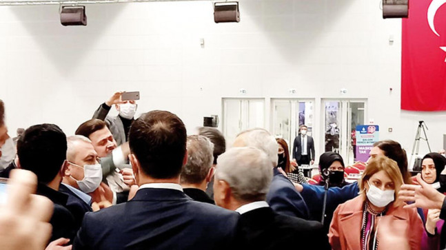 İBB Meclisi’nde bitmeyen atışma… Siyasetten çıkıp İstanbul’a gelemediler