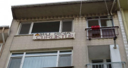 Gören bir daha baktı! Kadıköy’de ‘bu bina çürüktür’ pankartı asıp evi boşalttı