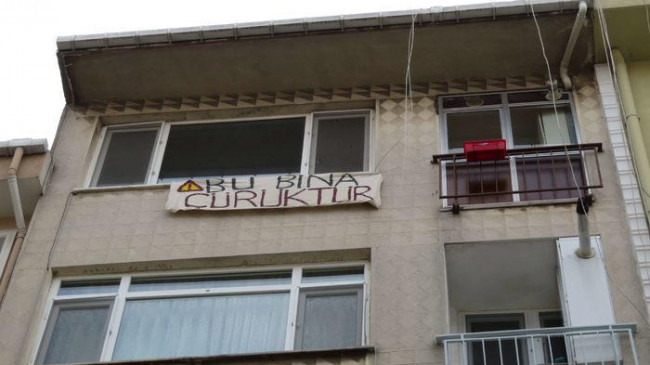 Gören bir daha baktı! Kadıköy’de ‘bu bina çürüktür’ pankartı asıp evi boşalttı