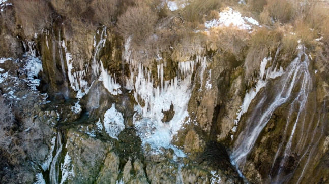 Donan Girlevik Şelalesi’nde uzun buz sarkıtları oluştu