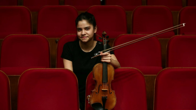 “Elleri büyük” diye kemana yönlendirilen Bade küçük yaşta senfoni orkestralarında sahne alıyor