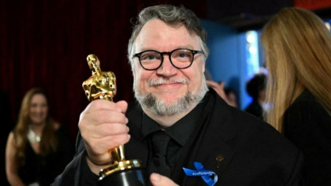 Oscar töreninde ünlü isimlerin mavi kurdele detayı