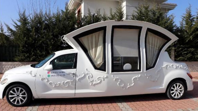 ‘Külkedisi arabası’na benzeyen otomobili Kazakistan’dan Kayseri’ye getirdi