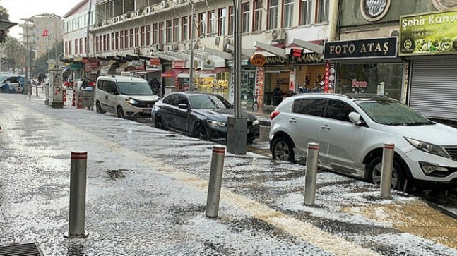 Mersin'de dolu yağışı sonrası sokaklar beyaza büründü