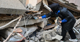 Babasının deprem enkazında kalan 25 bin kitabını kütüphanede yaşatacak