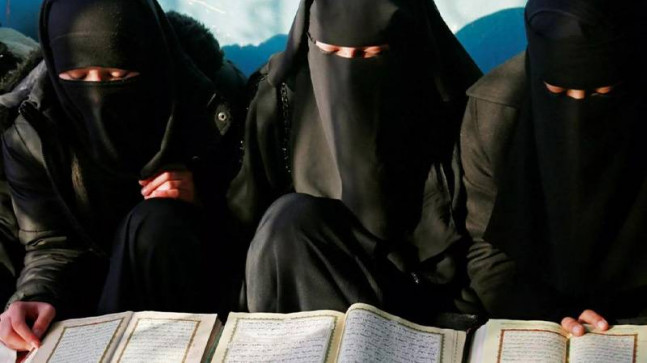 Afganistan’da okula gitmesi yasaklanan kız çocukları medreselere gidiyor