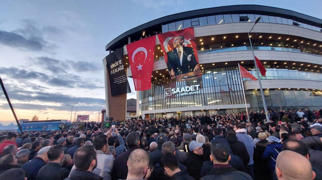 Altılı Masa zirvesi sürerken Saadet Partisi Genel Merkezi’ne büyük Atatürk posteri asıldı
