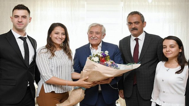 Bakan Özer’den yeni meslektaşlarla emekli öğretmene vefa – Eğitim