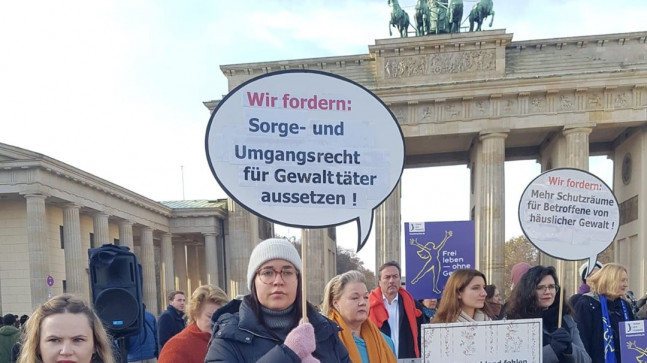 Berlin’de kadına karşı şiddet protesto edildi – Son Dakika Dünya Haberleri