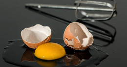 Çiğ yumurtanın sarısını ılık sütün içine karıştırıp…