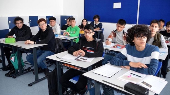 Depremden etkilenen 202 bin 817 öğrenci başka illere nakledildi