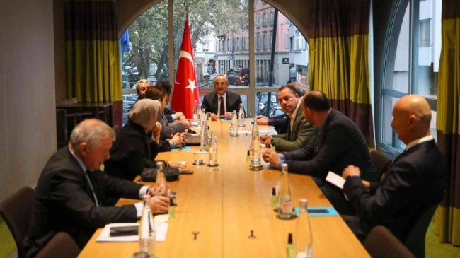 Dışişleri Bakanı Çavuşoğlu, AKPM Türk heyeti ile bir araya geldi