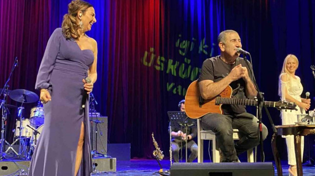 Eda ve Metin Özülkü çifti Üsküdar’da 90’lar rüzgarı estirdi