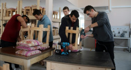 Fethiye’de öğretmen ve öğrenciler depremzedeler için masa ve tabure üretiyor