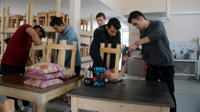 Fethiye’de öğretmen ve öğrenciler depremzedeler için masa ve tabure üretiyor