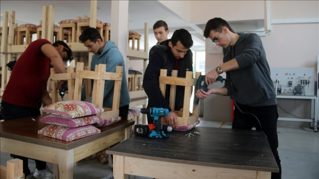 Fethiye’de öğretmen ve öğrenciler depremzedeler için masa ve tabure üretiyor