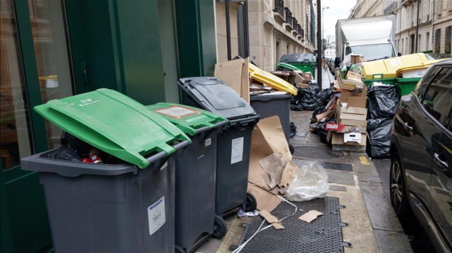 Fransız Bakan grev nedeniyle Paris’te yığılan çöplerin “sağlığı tehdit ettiğini” söyledi