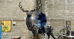 Hurda metalden 3 metre boyunda 500 kilo ağırlığında geyik heykeli yaptı