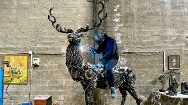 Hurda metalden 3 metre boyunda 500 kilo ağırlığında geyik heykeli yaptı