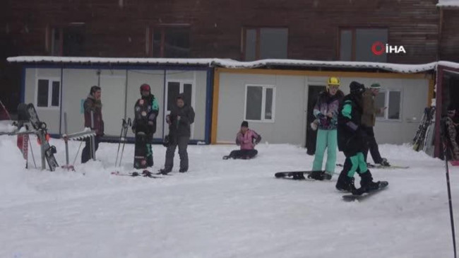 Kartalkaya’da tatilciler kar yağışı eşliğinde kayak yaptı